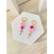 Verre Coloré – Boucles d’oreilles pendantes plaqué or 24 K avec perles en verre rose et strass Verre Coloré – Boucles d’oreilles pendantes plaqué or 24 K avec perles en verre rose et strass