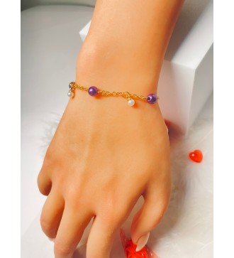Bracelet doré avec perles violettes et breloque blanches