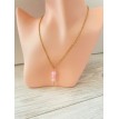 Croix Rose – Collier plaqué or 24 K avec pendentif croix en strass et perles roses élégantes Croix Rose – Collier plaqué or 24 K avec pendentif croix en strass et perles roses élégantes