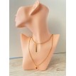 Éclat de Rubis – Collier double chaîne plaqué or 24 K avec pendentif tige et pierre rouge intense Éclat de Rubis – Collier double chaîne plaqué or 24 K avec pendentif tige et pierre rouge intense