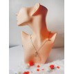 Constellation – Collier élégant avec perles blanches et pendentif en pierre blanche Constellation – Collier élégant avec perles blanches et pendentif en pierre blanche