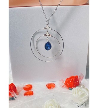Collier argenté avec perles bleues et pendentif en pierre