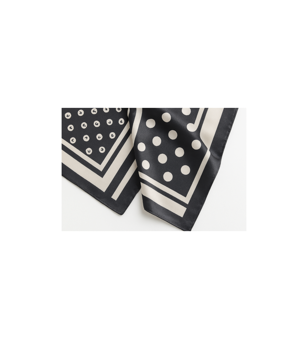 Foulard carré femme 70×70 cm – Touche soie – Couleurs variées Foulard carré femme 70×70 cm – Touche soie – Couleurs variées