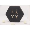Essence de Câlin – Boucles d’oreilles pendantes en acier inoxydable plaqué or 24K perles nacrées  Essence de Câlin – Boucles d’oreilles pendantes en acier inoxydable plaqué or 24K perles nacrées