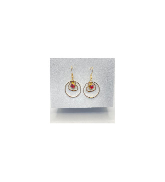 Boucles d'oreilles créoles dorées . Coeur et pierre rouge