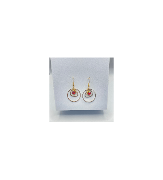 Boucles d'oreilles créoles dorées . Coeur et pierre rouge