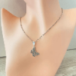 Destinée – Collier en argent 925 avec pendentif papillon et croix, raffinement et symbolique unique Destinée – Collier en argent 925 avec pendentif papillon et croix, raffinement et symbolique unique