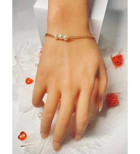 Bracelet doré avec cœurs et perles blanches élégant