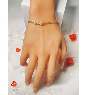 Bracelet doré avec perles nacrées et givrées élégant