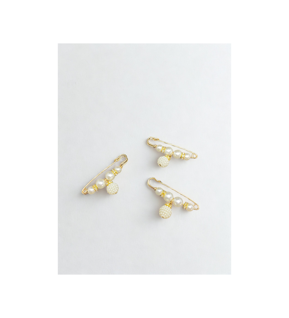 Broche Élégance 3 Perles – Accessoire chic en métal doré et perles Broche Élégance 3 Perles – Accessoire chic en métal doré et perles