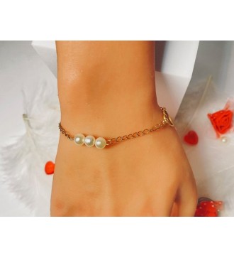 Bracelet doré avec perles nacrées et givrées élégant
