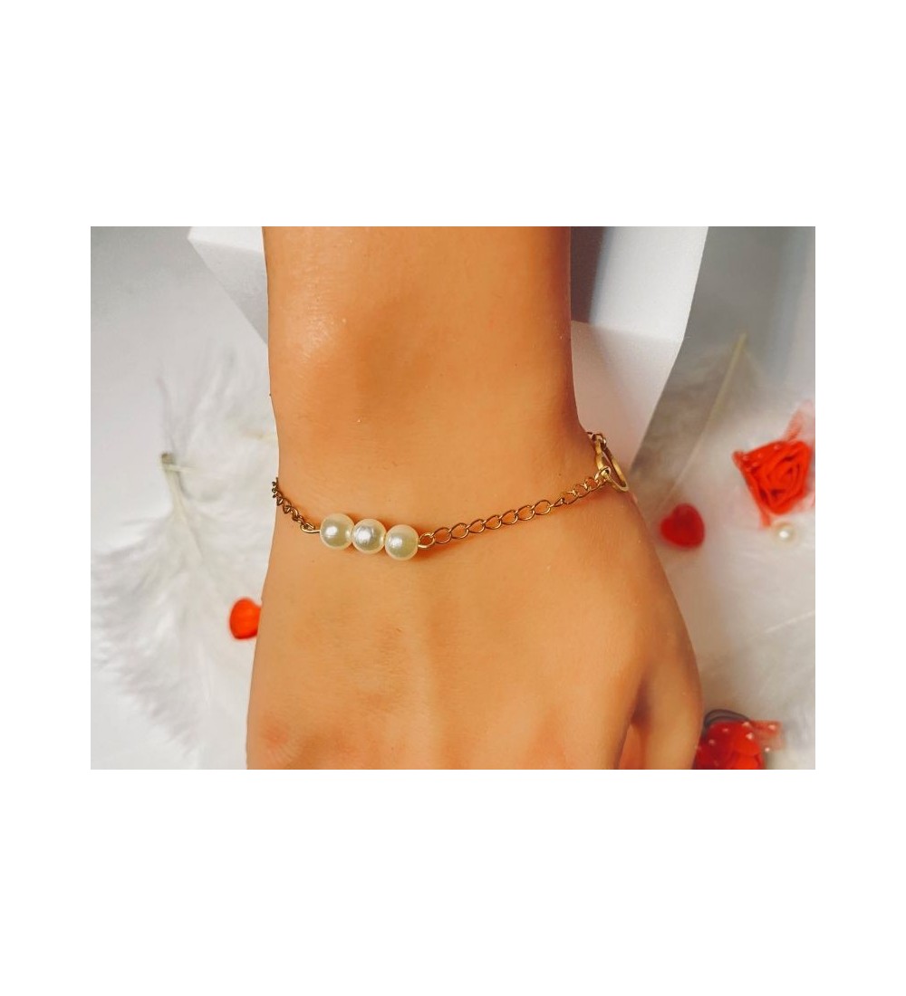 Bracelet doré avec perles nacrées et givrées élégant