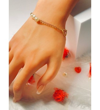 Bracelet doré avec perles nacrées et givrées élégant