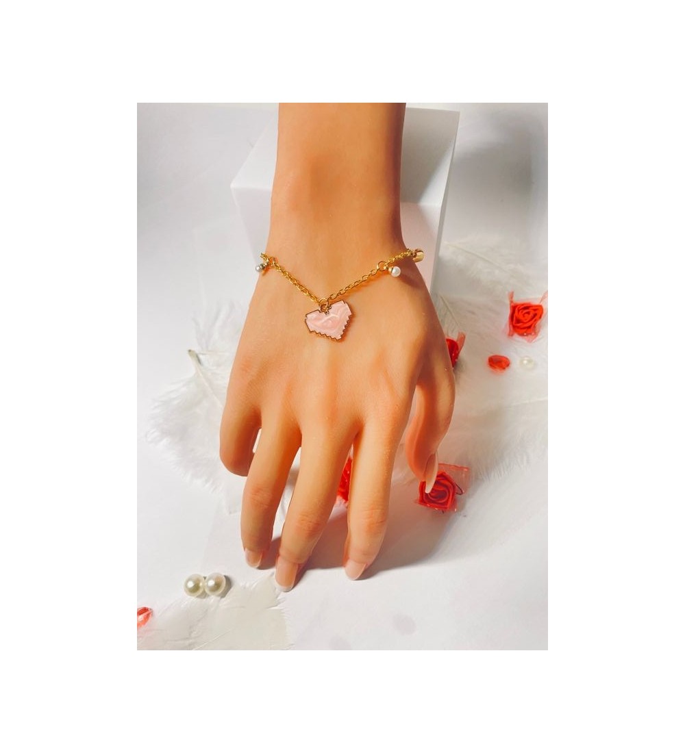Bracelet doré avec cœur pixelisé et perles colorées