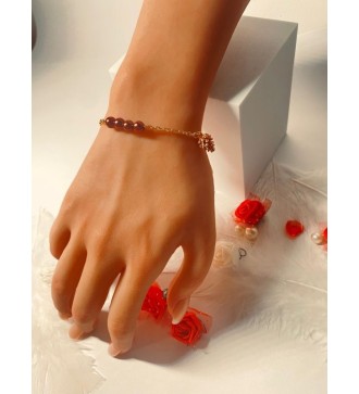 Bracelet doré avec perles marron et breloques élégantes