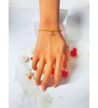 Bracelet doré avec perles blanches et pendentif élégant