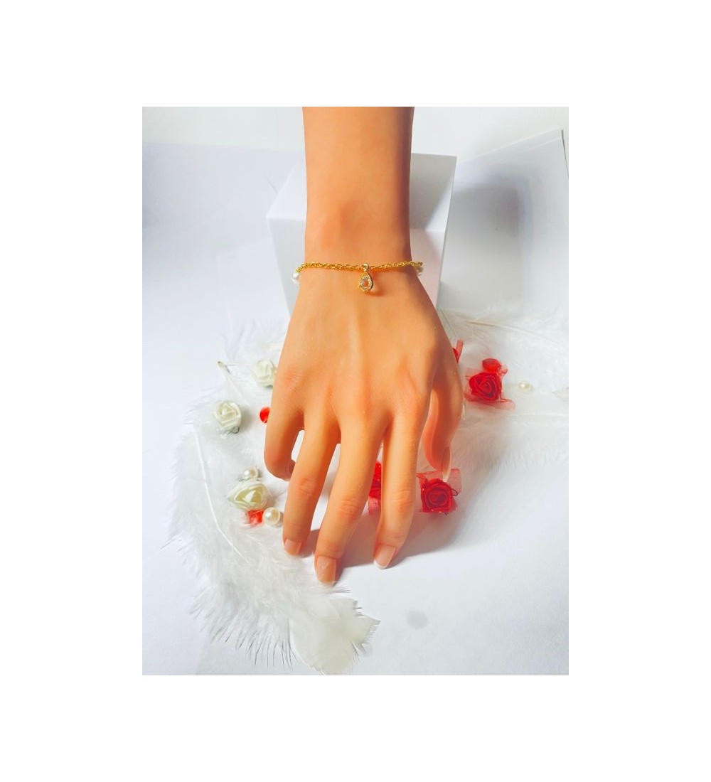 Bracelet doré avec perles blanches et pendentif élégant