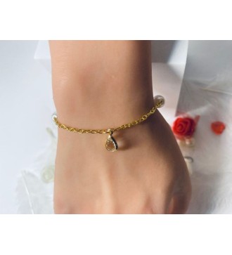 Bracelet doré avec perles blanches et pendentif élégant