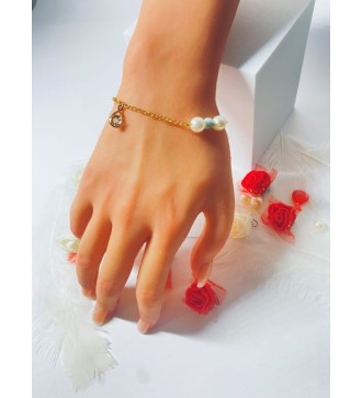 Bracelet doré avec perles blanches et pendentif élégant