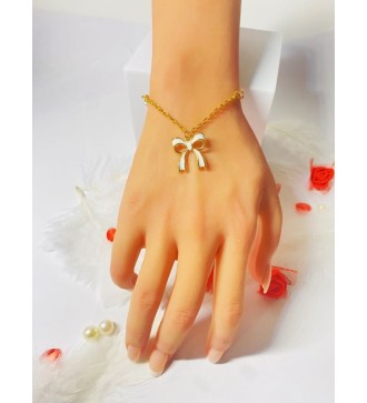 Bracelet doré avec pendentif nœud et perles élégantes