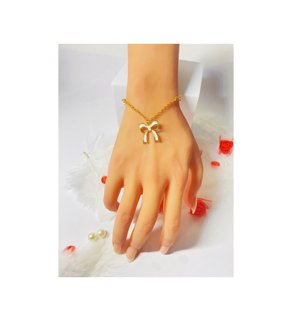 Bracelet doré avec pendentif nœud et perles élégantes