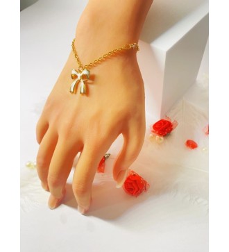 Bracelet doré avec pendentif nœud et perles élégantes