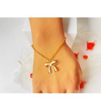 Bracelet doré avec pendentif nœud et perles élégantes