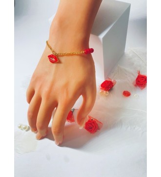 Bracelet doré avec perles rouges et pendentif original