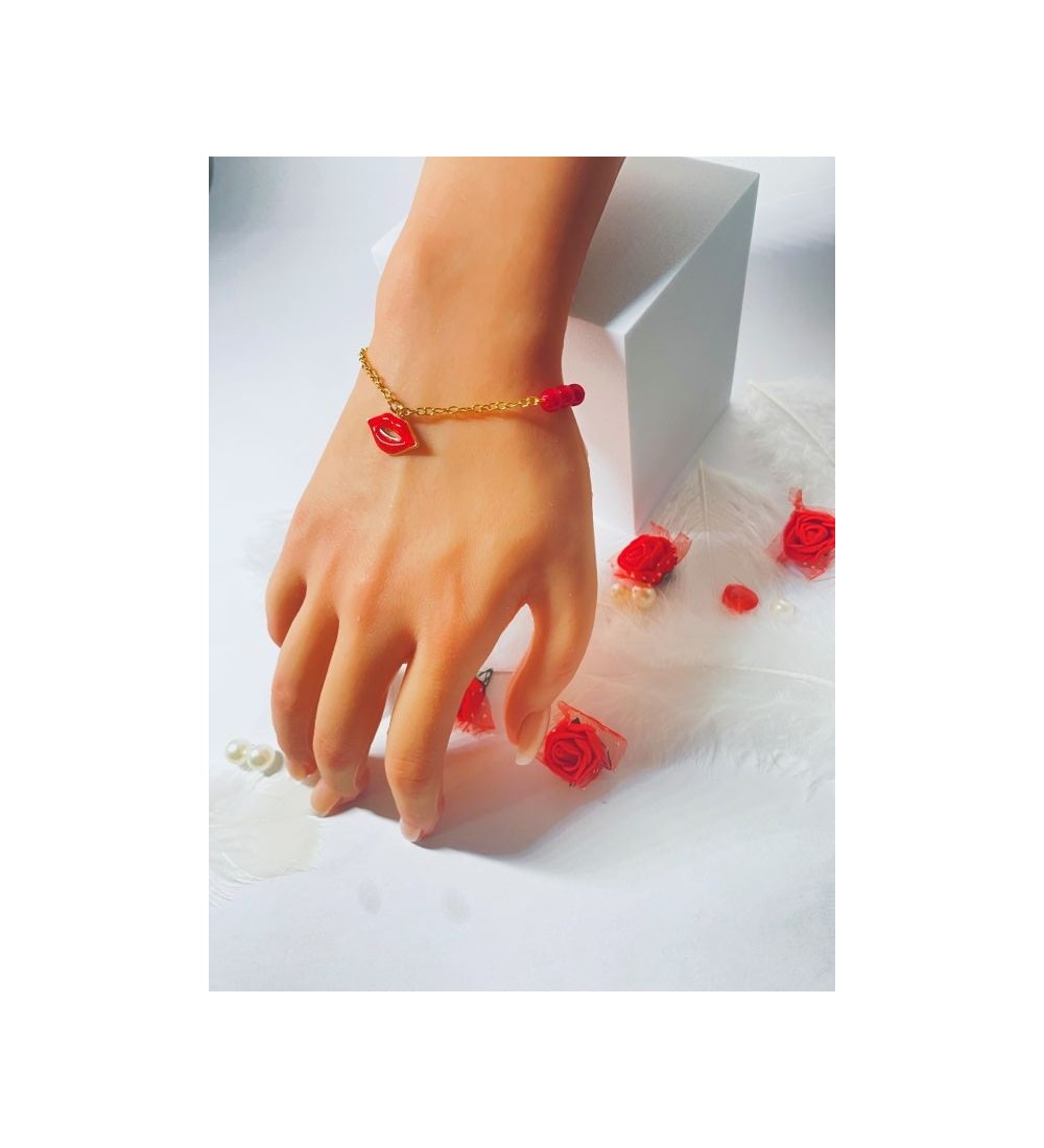 Bracelet doré avec perles rouges et pendentif original