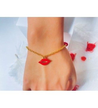 Bracelet doré avec perles rouges et pendentif original