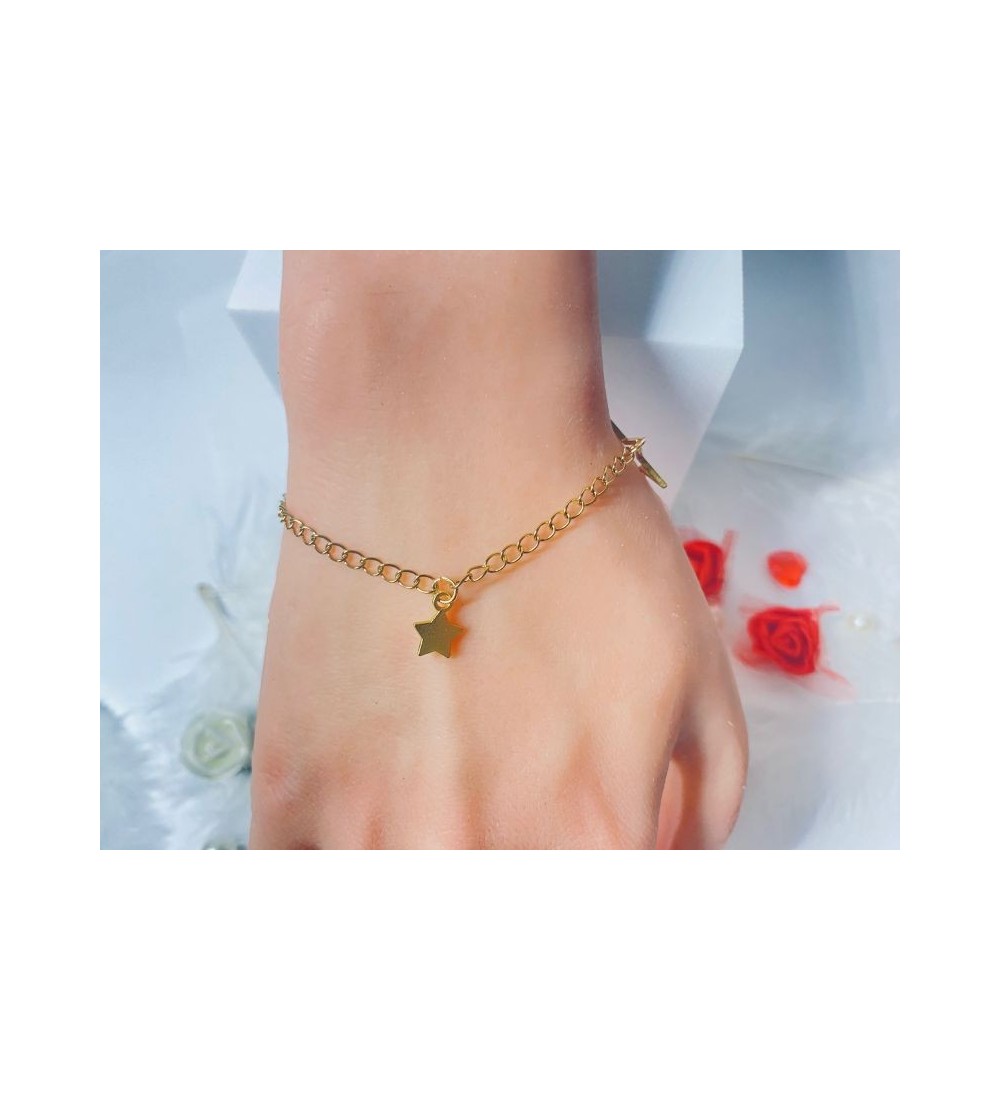 Bracelet doré avec étoiles : chic et élégant