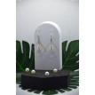 Éclat de l'eveil – Boucles d’oreilles balance argentées avec pendentif perles longues blanches Éclat de l'eveil – Boucles d’oreilles balance argentées avec pendentif perles longues blanches