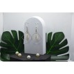 Éclat de l'eveil – Boucles d’oreilles balance argentées avec pendentif perles longues blanches Éclat de l'eveil – Boucles d’oreilles balance argentées avec pendentif perles longues blanches