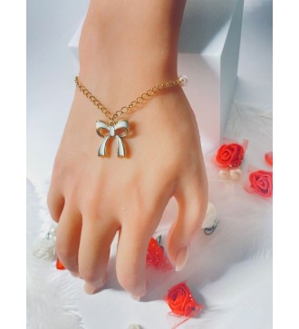 Bracelet doré avec perles rose pâle et pendentif noeud
