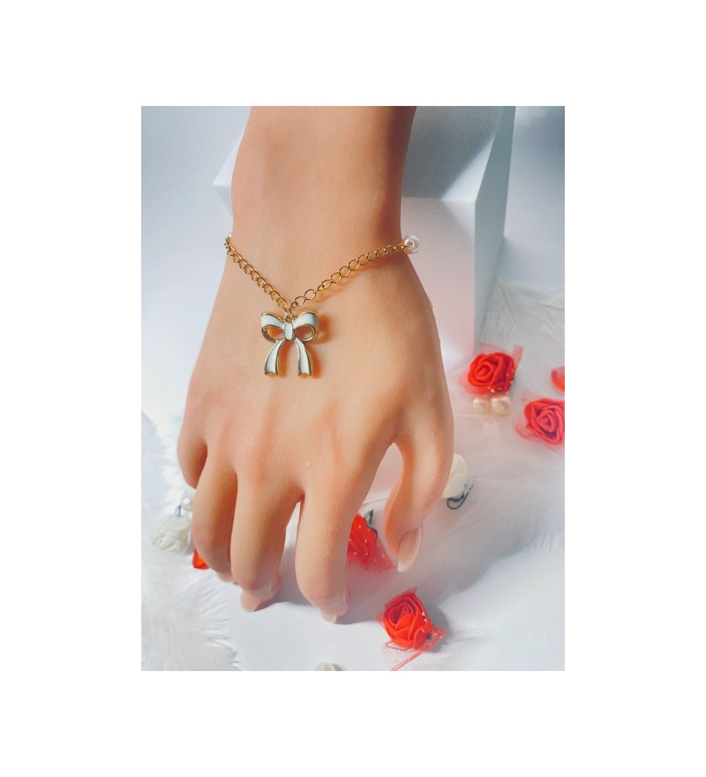 Bracelet doré avec perles rose pâle et pendentif noeud