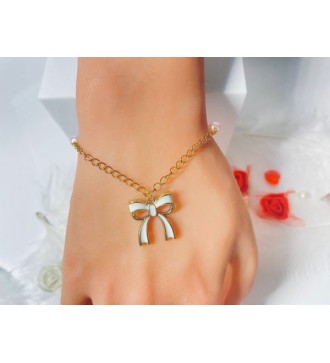 Bracelet doré avec perles rose pâle et pendentif noeud