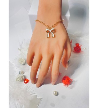 Bracelet doré avec perles rose pâle et pendentif noeud