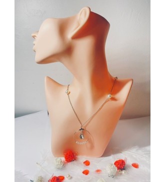 Collier argenté en perles blanches et pendentif en pierre .