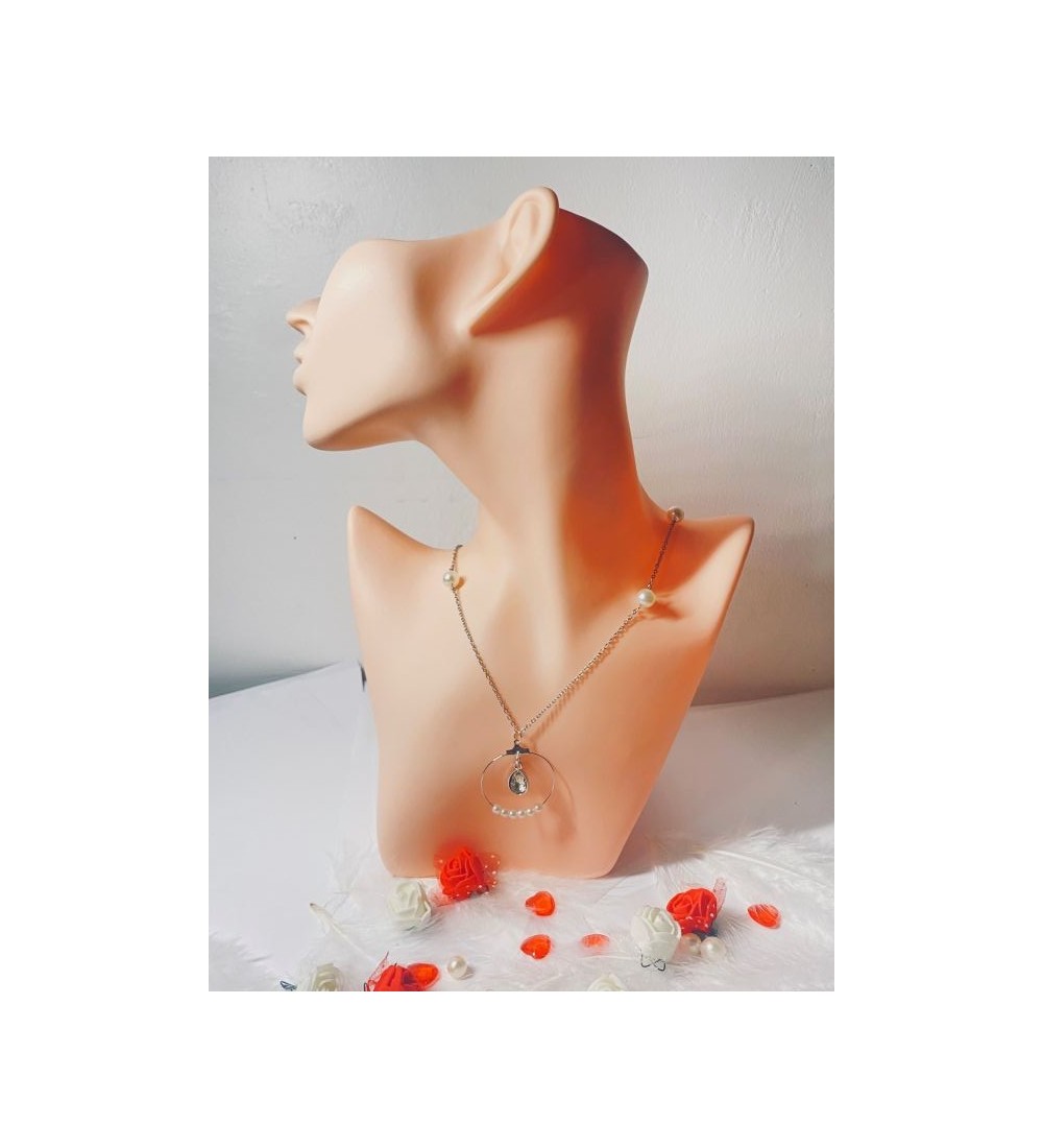 Collier argenté en perles blanches et pendentif en pierre .