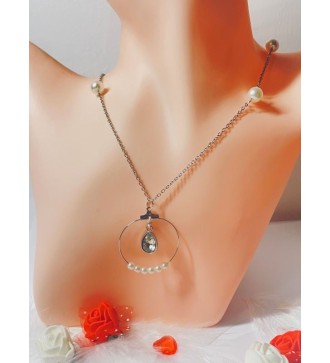 Collier argenté en perles blanches et pendentif en pierre .