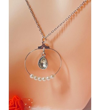 Collier argenté en perles blanches et pendentif en pierre .