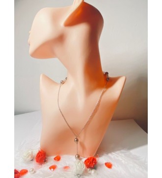 Collier argenté long avec perles et pendentif raffiné
