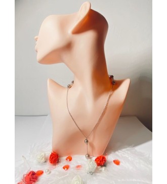 Collier argenté long avec perles et pendentif raffiné