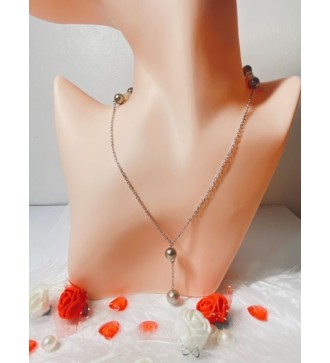 Collier argenté long avec perles et pendentif raffiné