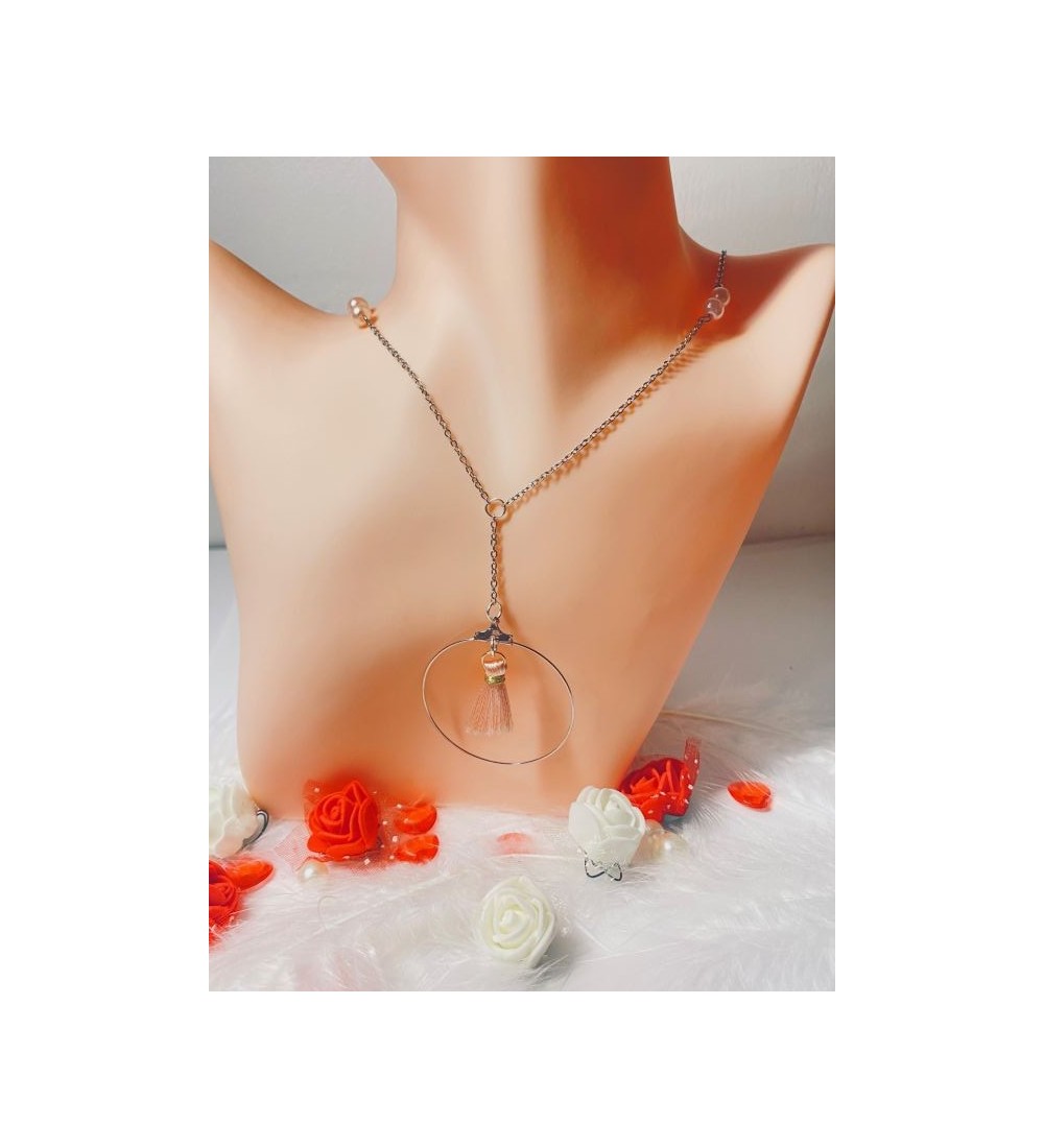 Collier argenté avec pendentif et perles rose pâle