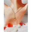 Pompon Volant – Collier élégant avec pendentif long, volant rose et perle rose pâle Pompon Volant – Collier élégant avec pendentif long, volant rose et perle rose pâle
