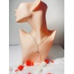 Pompon Volant – Collier élégant avec pendentif long, volant rose et perle rose pâle Pompon Volant – Collier élégant avec pendentif long, volant rose et perle rose pâle