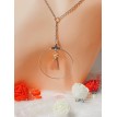 Pompon Volant – Collier élégant avec pendentif long, volant rose et perle rose pâle Pompon Volant – Collier élégant avec pendentif long, volant rose et perle rose pâle