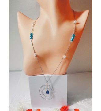 Collier argenté avec perles bleues et pendentif en pierre