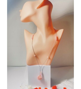 Collier argenté avec perles rose pâle et pompon rose